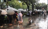 iPhone XS开售！担心没人买？各国开启排队盛况！