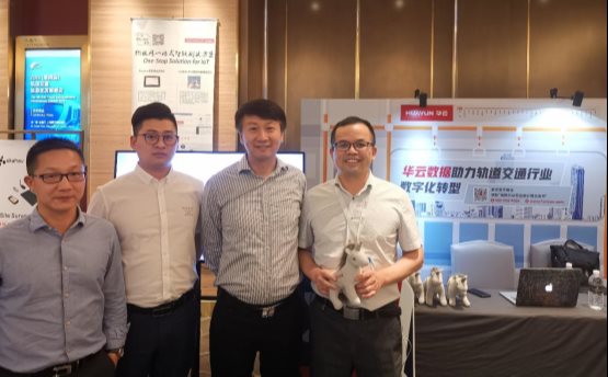 图片包含 人员, 站立, 室内, 天花板描述已自动生成