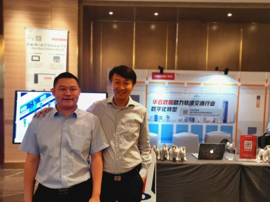 图片包含 人员, 站立, 男士, 室内描述已自动生成