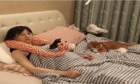 papi酱怀孕后，素颜躺床上孕肚曝光