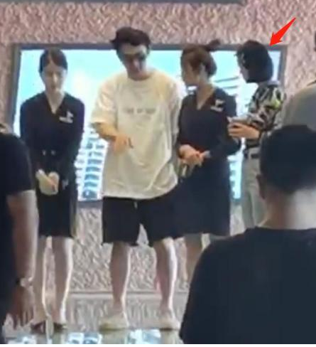 王思聪带女生现身楼盘看房：恋爱起步就送房