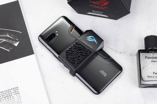  打游戏的手机用什么好?rog3人气居高不下 网友打分都很高
