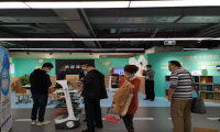 聚焦丨来进博会体验前沿吸睛送餐、消毒机器人