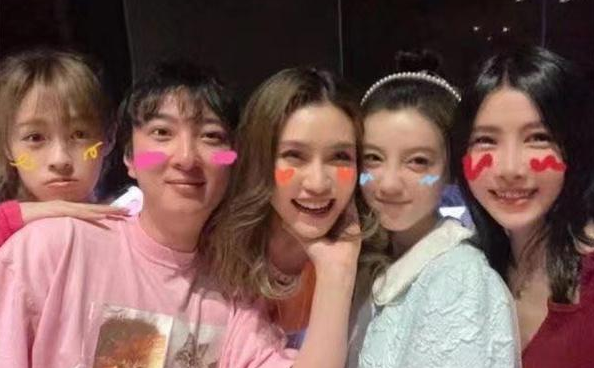 王思聪33岁生日派对 私人飞机接送 40位美女相伴