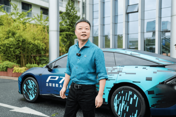 何小鹏驾驶“全球首款AI汽车”亮相云栖大会  深化与阿里云AI算力合作