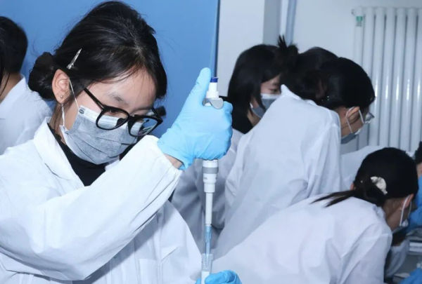 STEM GIRLS女孩進(jìn)行