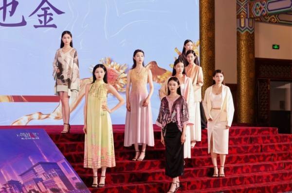 模特们演绎&ldquo;云墨熔装&rdquo;系列1.jpg
