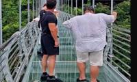 343斤网红大胃袋良子玻璃桥占道跳舞：拿命换流量，值吗？