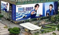 王一博重庆纽约双地标大屏亮相，代言瑞幸即享咖啡液破9亿杯