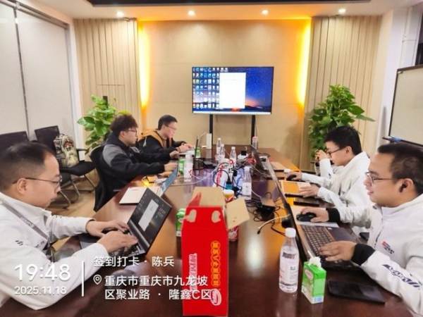 图为：典铭云赛前沿部署工程师团队（FDE）在客户现场调研